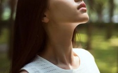 《朋友年轻的妈妈》中字头歌词